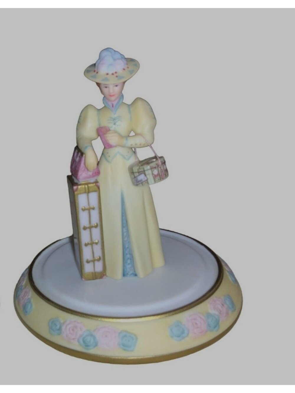 Avon MINI Mrs PFE Albee 3.5"  Figurine  Award for Presidents  Club 2002